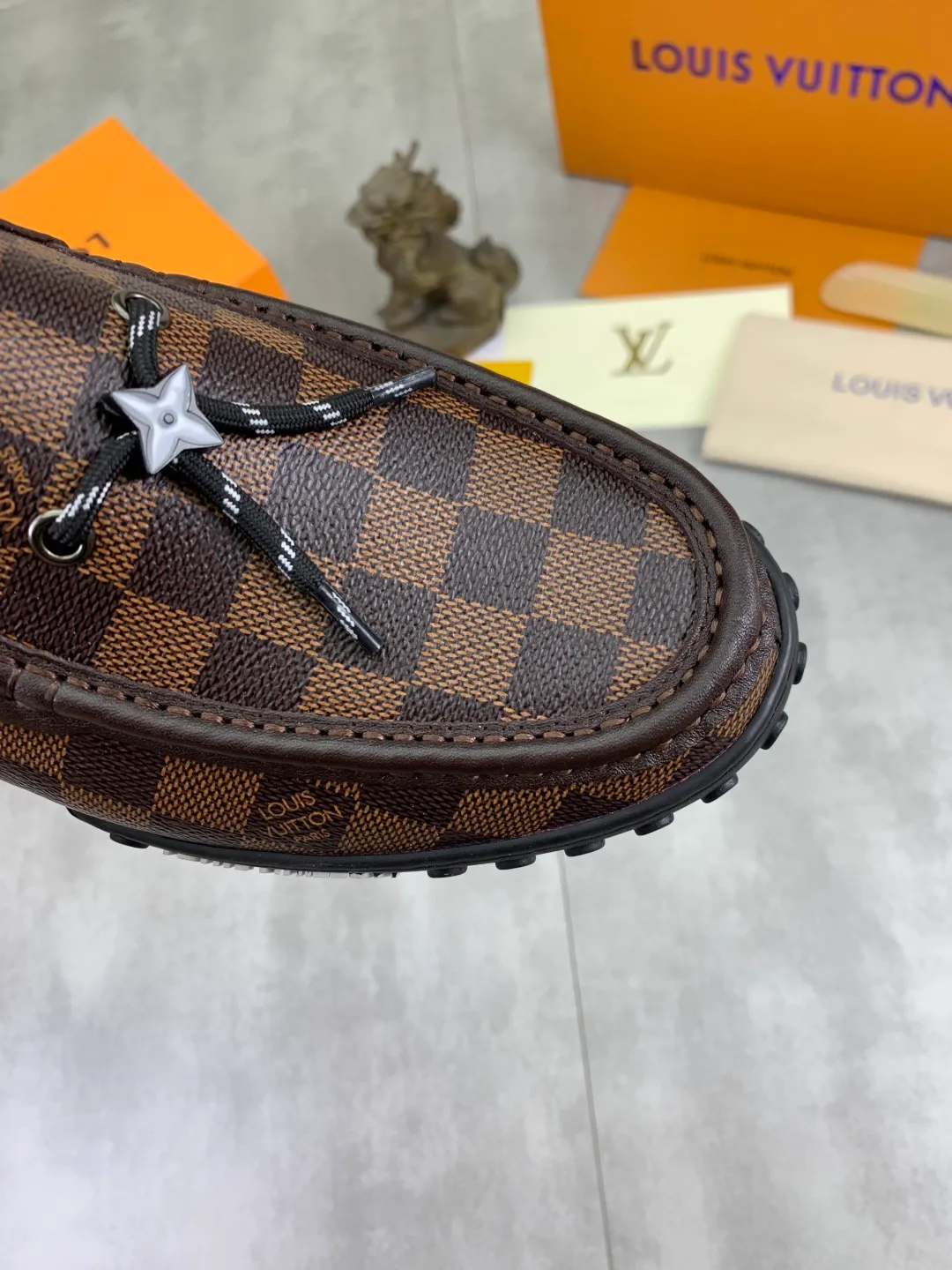 Men's Men's Shoes 💰P640 New Style 💶[LOUIS VUITTON] Water-dyed Niuli Original Order New Style 🍀LV Louis Vuitton *——Top version of LV classic leather shoes! Made of imported original calfskin, original leather side strips and wear-resistant high-end rubber outsole! High quality products! Color: black optional Size: 39-45